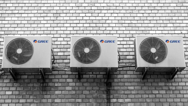 Tri vanjske jedinice klima uređaja marke Gree montirane na zidu od cigle